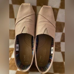 Toms woman’s light grey, size 8.5 slide on shoe